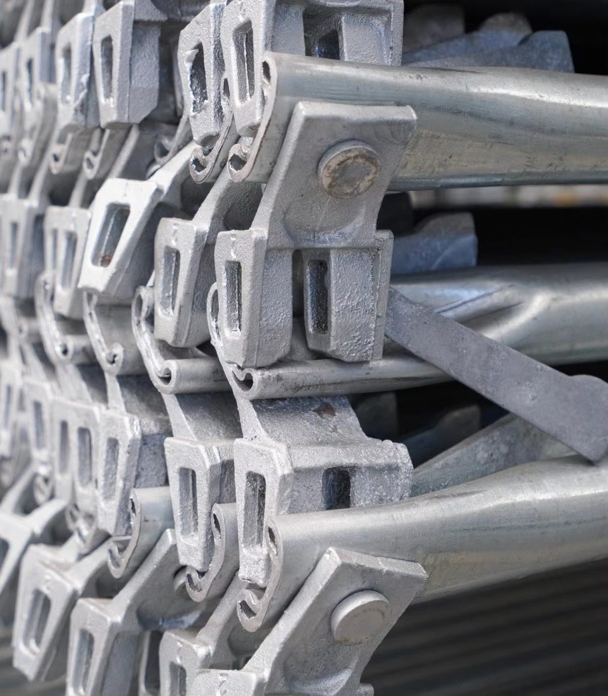 Ringlock ledgers with cast heads and captive wedge pins, hot-dip galvanized